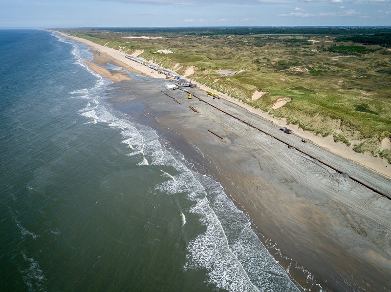 Het aanbrengen van zand op het strand bij Heemskerk (foto eigendom van Boskalis)