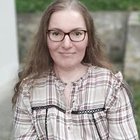 Mijn naam is Enisa. Klimaatwetenschap is voor mij nog een relatief nieuw onderwerp. Juist daarom vind ik het interessant en uitdagend om mij hierin verder te verdiepen. Mijn sterke punten liggen vooral bij grafisch ontwerp, taal en communicatie. Binnen de