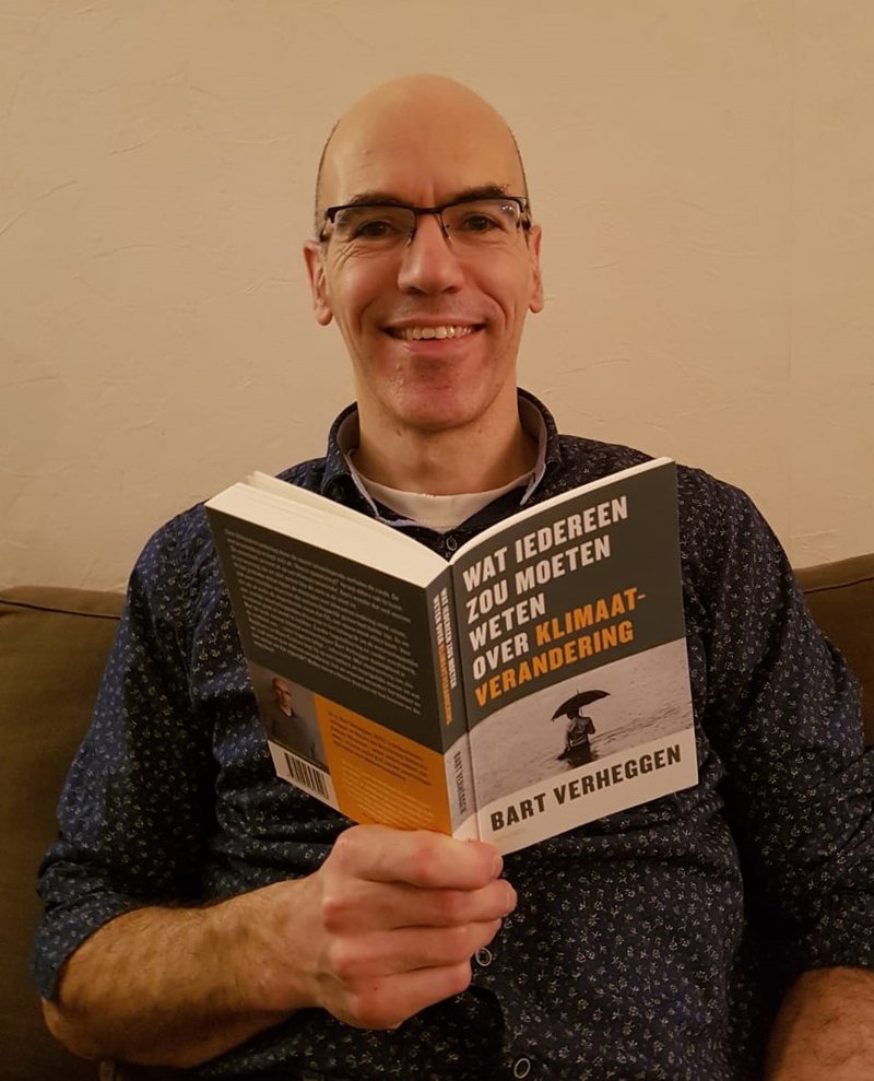 Bart Verheggen met boek.jpeg